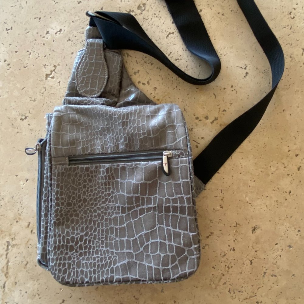 Travelon Crossbody Sling Organizer Travel Bag Snake Skin many pockets & features